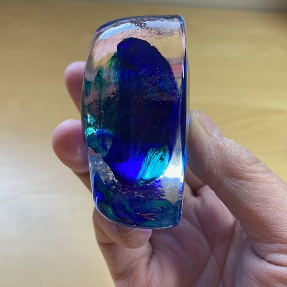 Blue and green glass heart-shaped paperweight, signed by artist - Picture 6 of 8